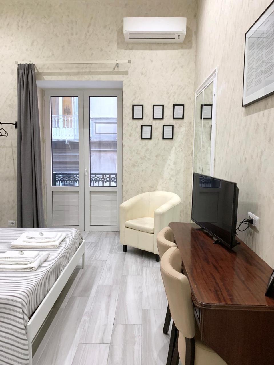 Bed No Breakfast Ak Hotel Napoli Bagian luar foto