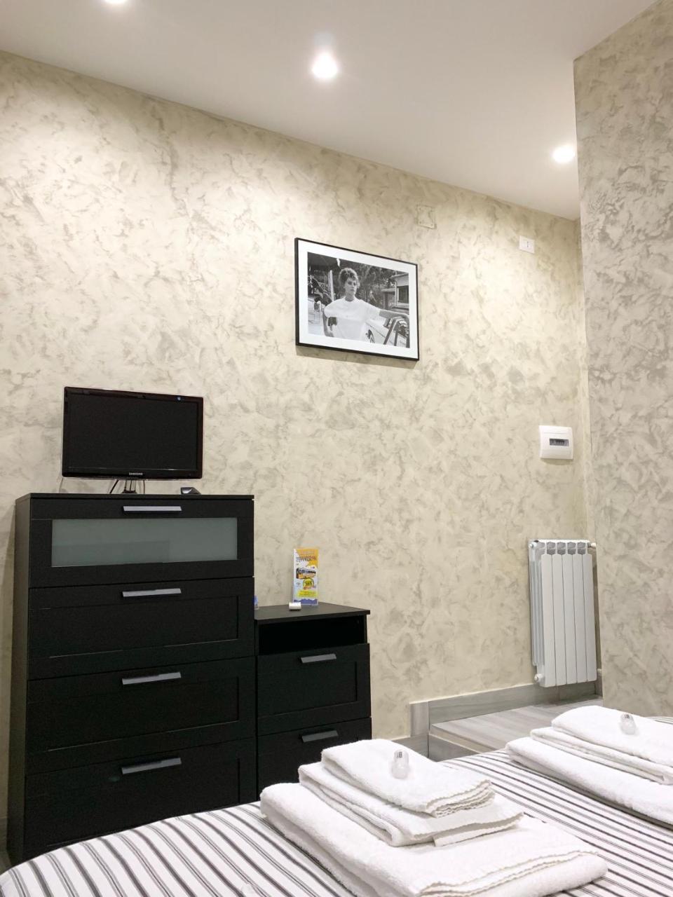Bed No Breakfast Ak Hotel Napoli Bagian luar foto
